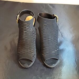 REPORT CUTOUT DESIGN DETAILS PEEP TOE ANKLE STRAP GOLD BUCKLE SANDAL